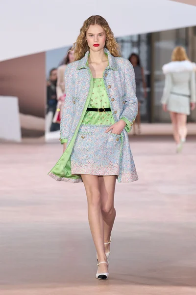 Look 13